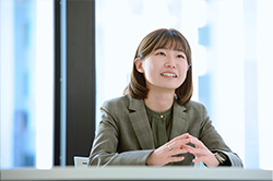 MEMBER INTERVIEW 03 営業本部 マーケティング推進室 エリアプランニング部 東日本エリアプランニング課 山邊紗耶